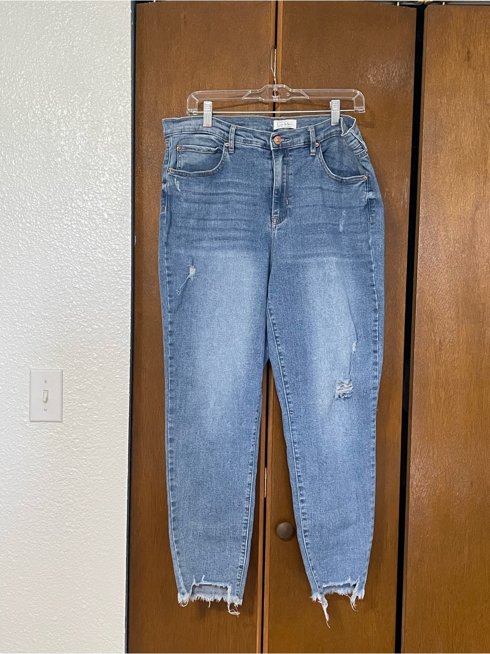 Nicole Miller Distressed Ankle  Jeans in Medium Blue   Frayed hem, GUC. Size 16